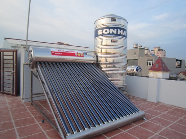 Máy năng lượng mặt trời Sơn Hà lắp đặt trên mái bằng sân thượng
